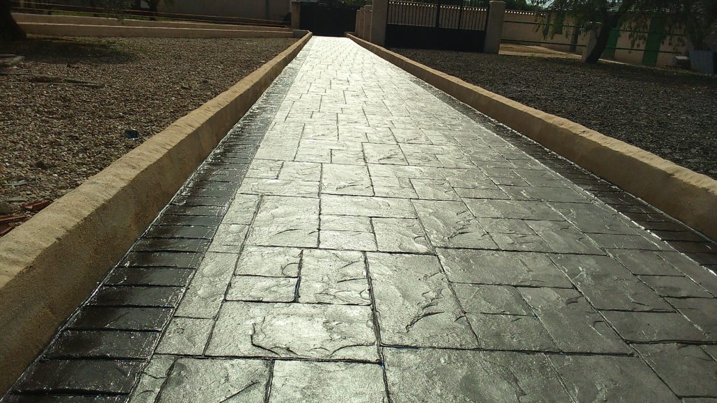 Pavimento de hormigón impreso patrón piedra inglesa para jardín exterior